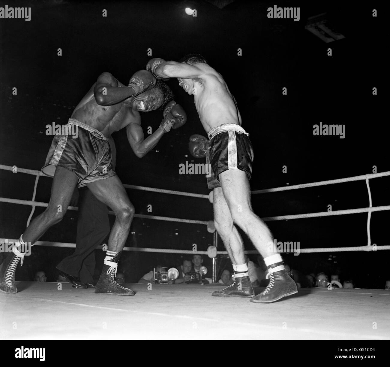 Boxing - World Lightweight Title Fight - Joe Brown v Dave Charnley - Earls Court Arena, London Stock Photo