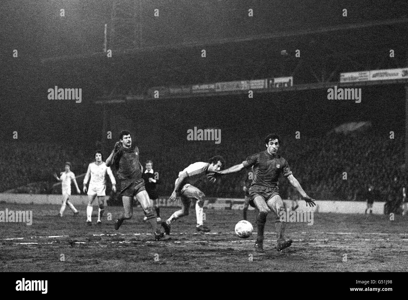 Soccer - UEFA Super Cup - First Leg - Nottingham Forest v Barcelona - City Ground. Nottingham Forest's Trevor Francis (c) heads the ball between Barcelona's Juan Serrat and Miquel Blanqueti. The game finished 1-0 to Forest. Stock Photo