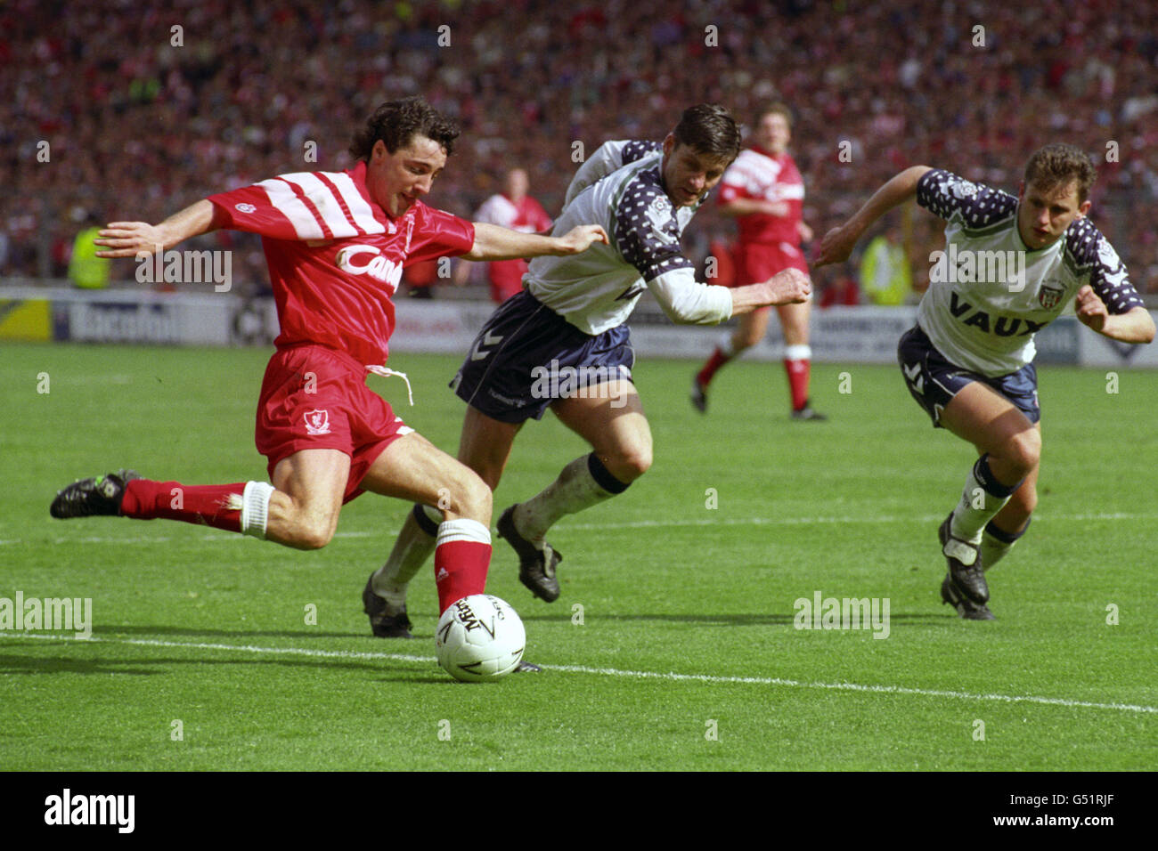 Soccer - FA Cup Final - Liverpool v Sunderland - Wembley Stadium. Liverpool's Dean Saunders (l) with Sunderland's Paul Bracewell (c) and Gordon Armstrong (r). Stock Photo