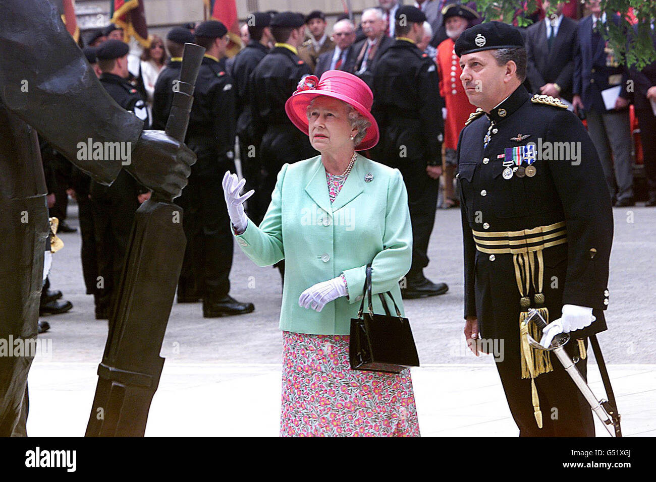 Queen Elizabeth II admires a bronze statue of a five man tank crew, which she unveiled in Whitehall Place, London. The memorial statue is dedicated to the men of the Royal Tank regiment, which was formed 100 years ago on 13/06/2000. * The Quuen was escorted from Buckingham Palace to the statue by a 1924 Rolls-Royce armoured car. Stock Photo