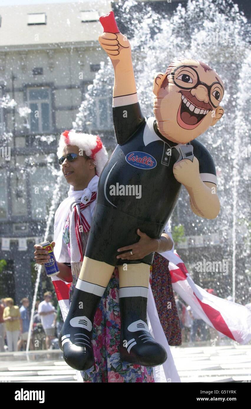 Fan wig inflatable referee smiling sport hi-res stock photography and ...