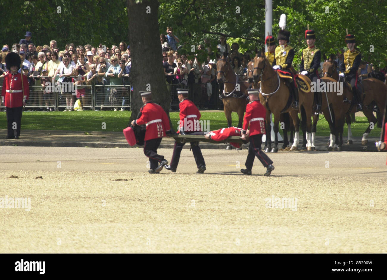 Trooping the colour faints queen hires stock photography and images