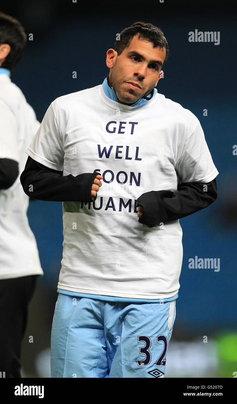Soccer - Barclays Premier League - Manchester City v Chelsea - Etihad Stadium. Manchester City's Carlos Tevez wearing a t-shirt reading 'Get Well Soon Muamba' during the warm up Stock Photo