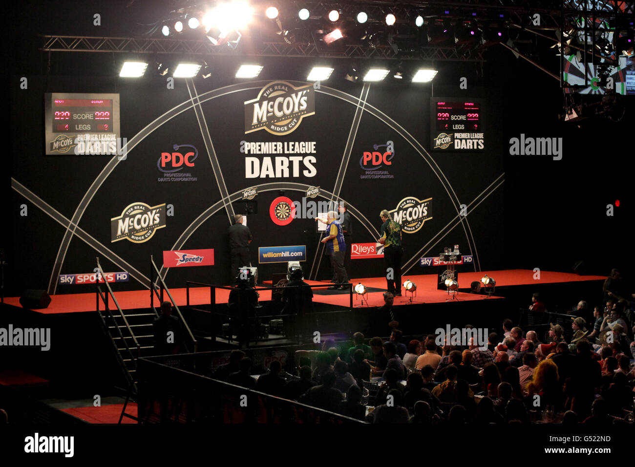 Darts McCoys Premier League O2 Arena. Fans watch Andy Hamilton v Simon Whitlock Stock Photo