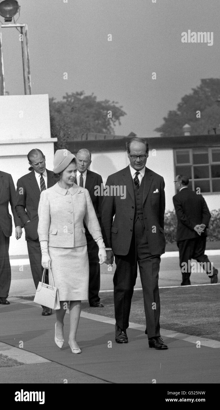 Royalty - Queen Elizabeth II - Heathrow Airport Stock Photo - Alamy