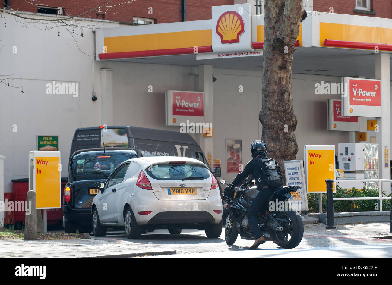 Motorists queue to buy petrol at a petrol station in central London, after sales of petrol and diesel increased dramatically yesterday as motorists flocked to garages to fill up following controversial advice from the Government ahead of a possible strike by fuel tanker drivers. Stock Photo