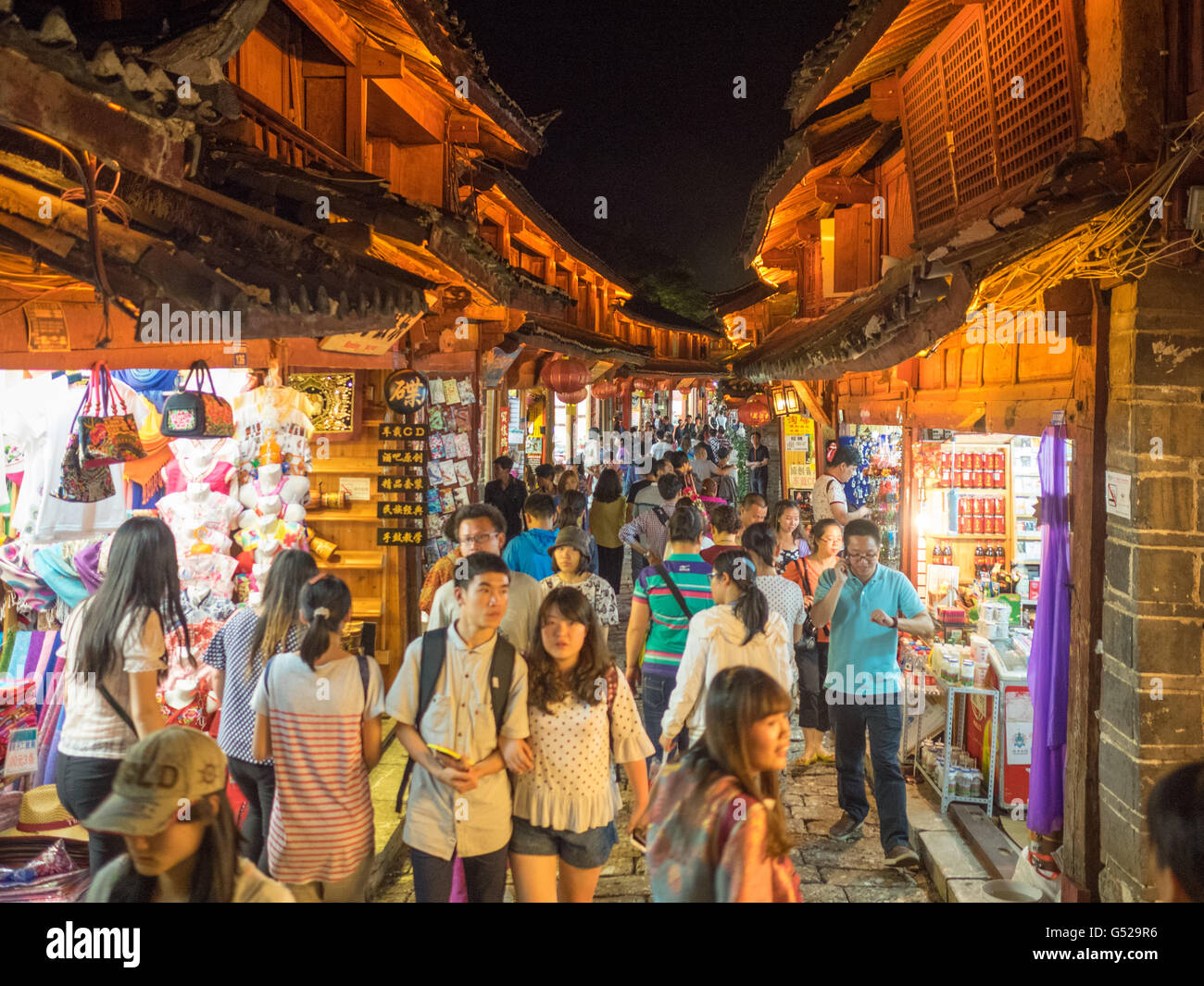 Old town street lijang yunnan hi-res stock photography and images - Alamy