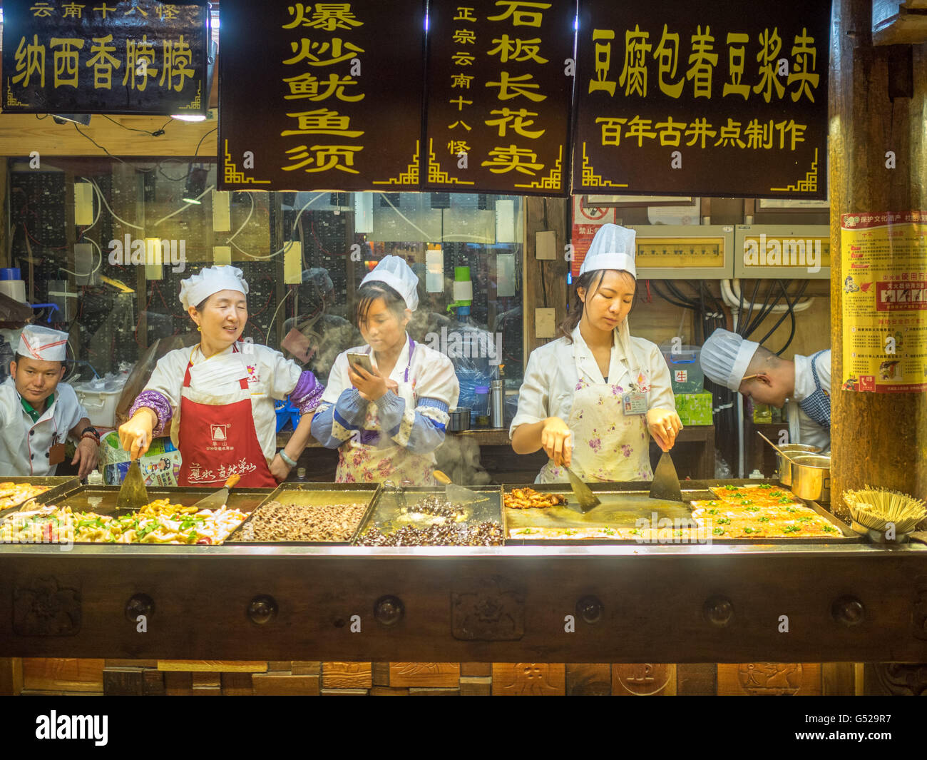 Old town street lijang yunnan hi-res stock photography and images - Alamy