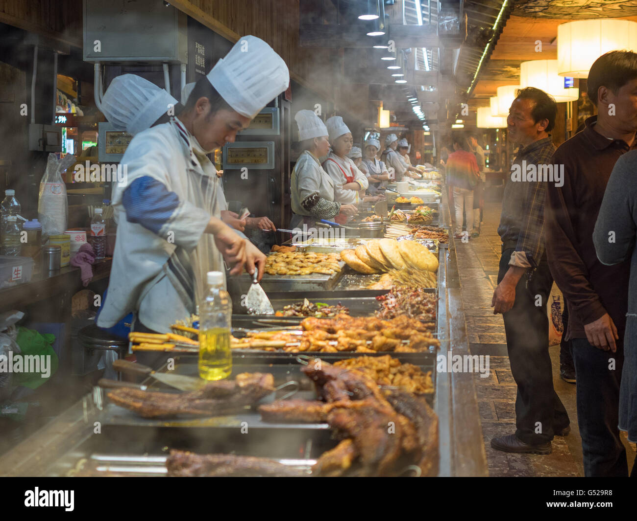 Old town street lijang yunnan hi-res stock photography and images - Alamy