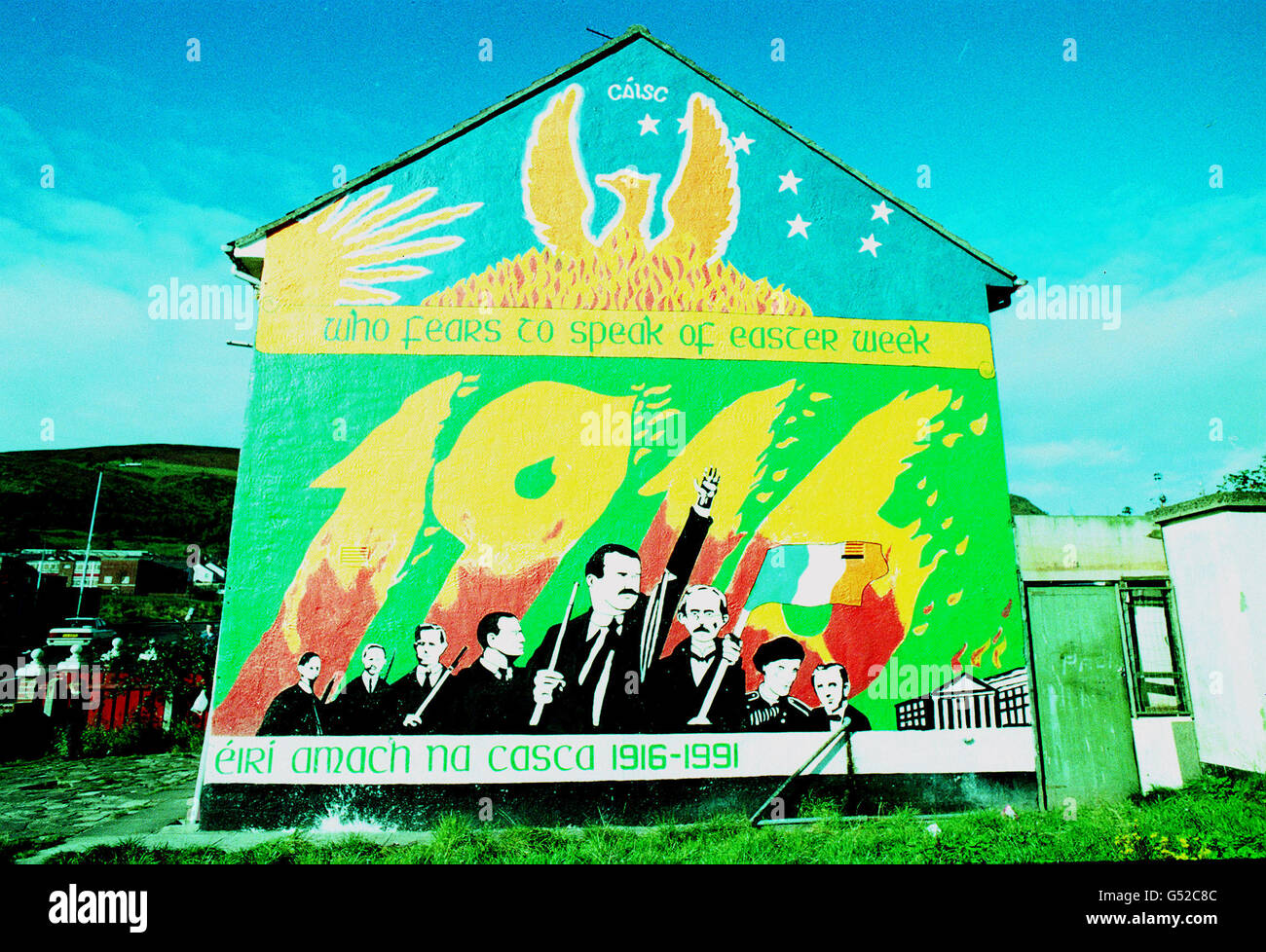 NATIONALIST MURAL IN BELFAST: The Gaelic language features on a Republican mural commemorating the 1916 Easter Rising against the British in Dublin. Stock Photo
