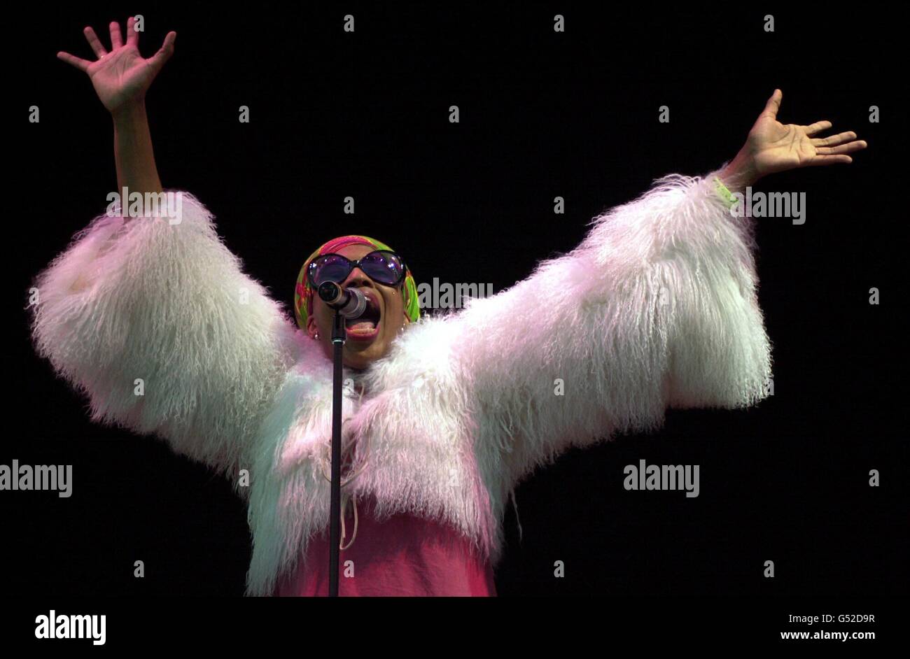 American singer Macy Gray playing the Glastonbury Music Festival 2000 at Pilton in Somerset. Stock Photo