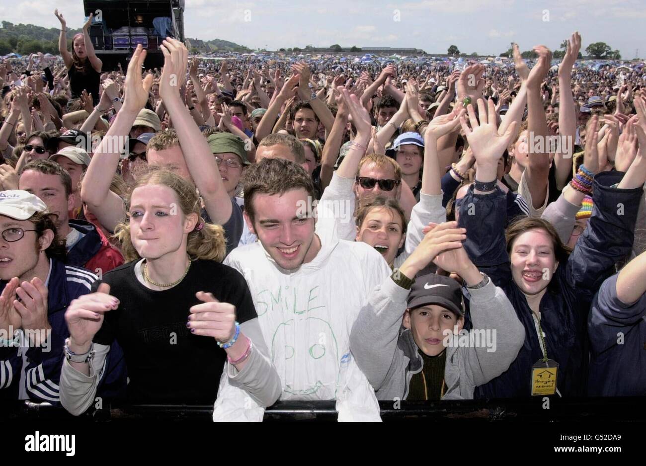 glastonbury-festival-crowd-stock-photo-alamy