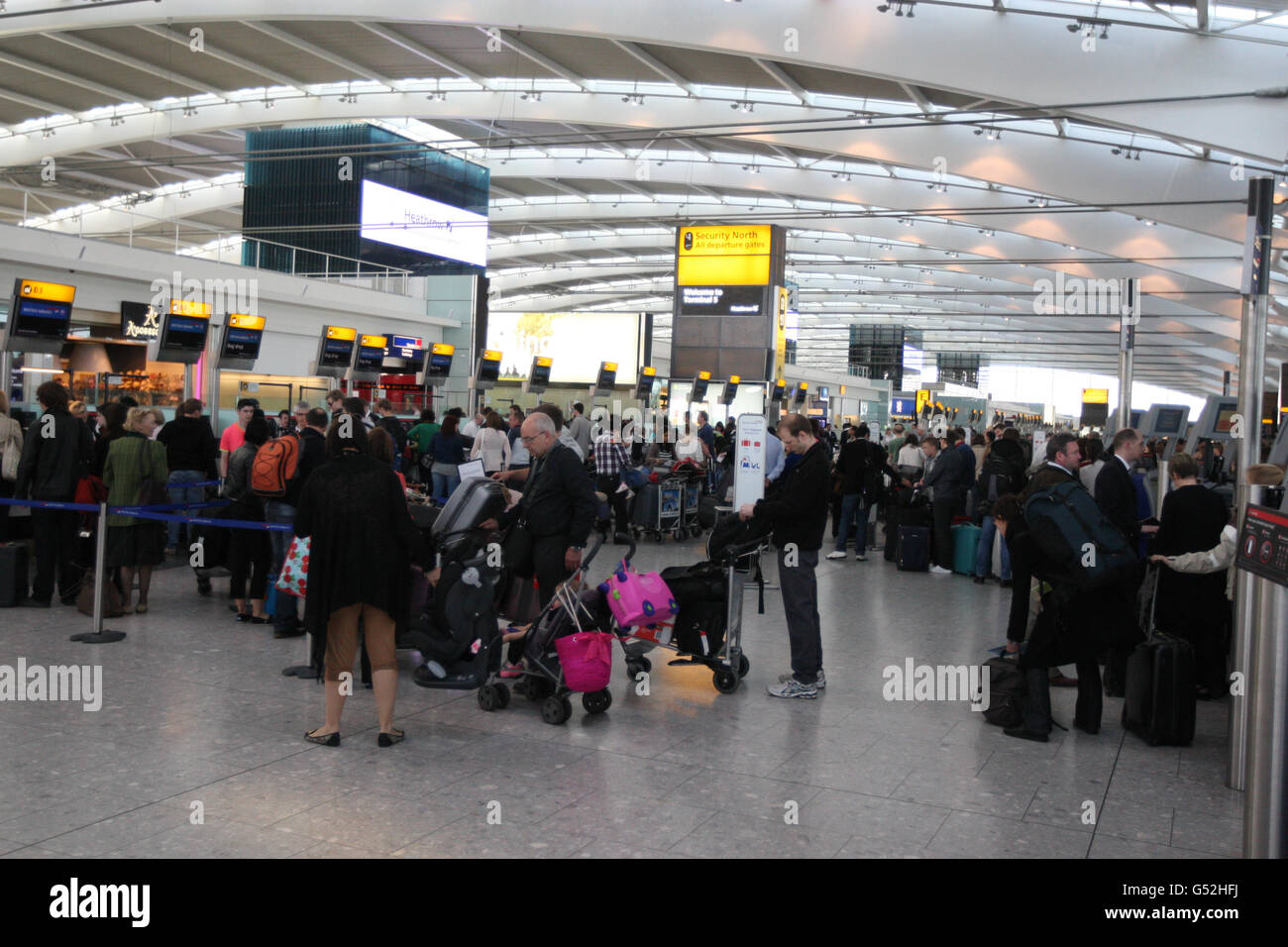 Heathrow terminal check in desks hires stock photography and images