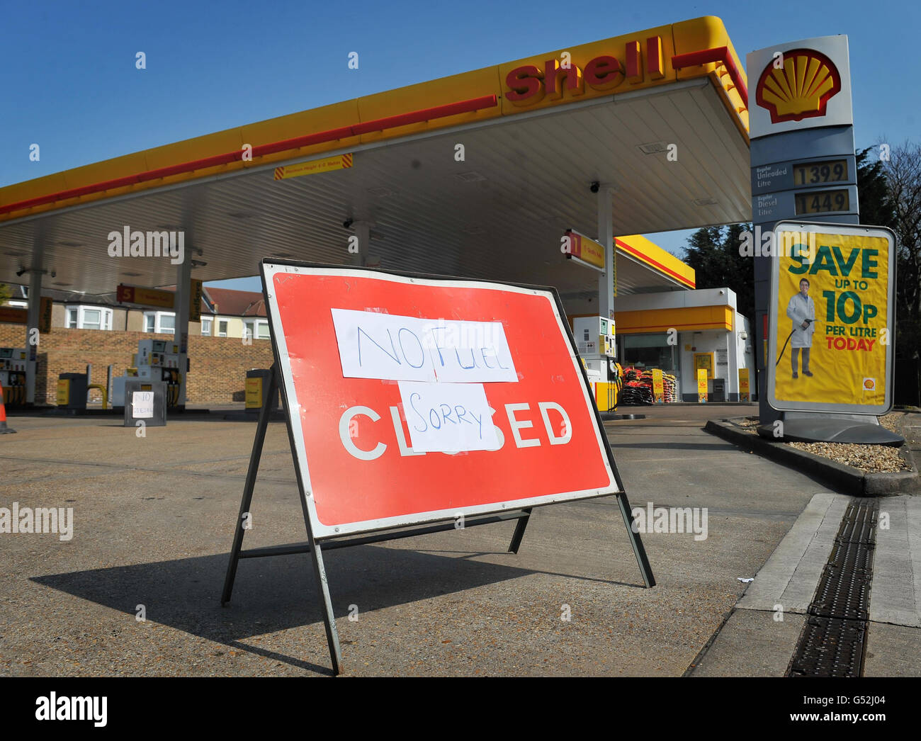 RETRANSMITTED CORRECTING DATE General view of a closed petrol station in Charlton, south east London as ministers will discuss emergency plans to deal with a tanker driver strike with haulier bosses today amid continued panic-buying at the pumps. Stock Photo