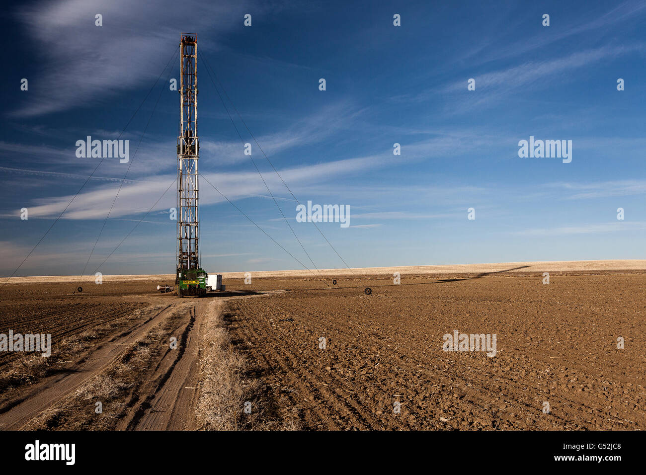 Fracking rig in a Colorado farm field Stock Photo