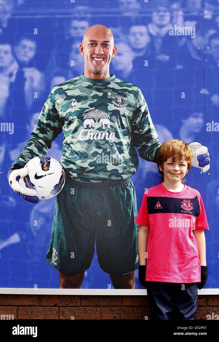 Soccer - Barclays Premier League - Everton v West Bromwich Albion - Goodison Park. A young fan with wall art of Everton's goalkeeper Tim Howard at Goodison Park Stock Photo