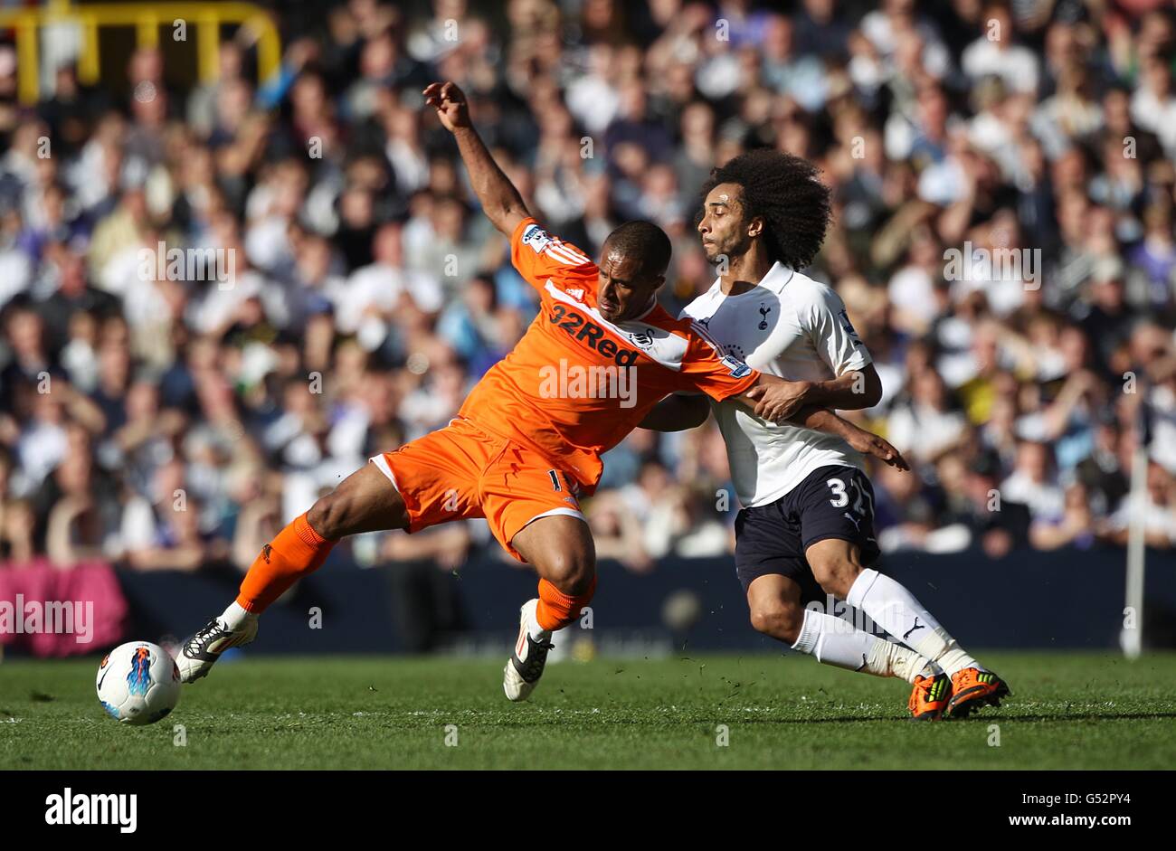 Soccer - Barclays Premier League - Tottenham Hotspur v Swansea City - White Hart Lane. Swansea City's Wayne Routledge (left) and Tottenham Hotspur's Benoit Assou-Ekotto battle for the ball Stock Photo