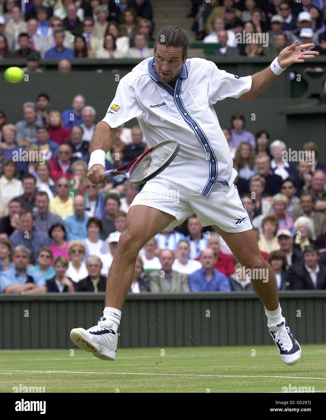 No Commercial use : Pat Rafter of Australia in action against America's  Pete Sampras, during the Men's Singles tennis Final at Wimbledon Stock  Photo - Alamy