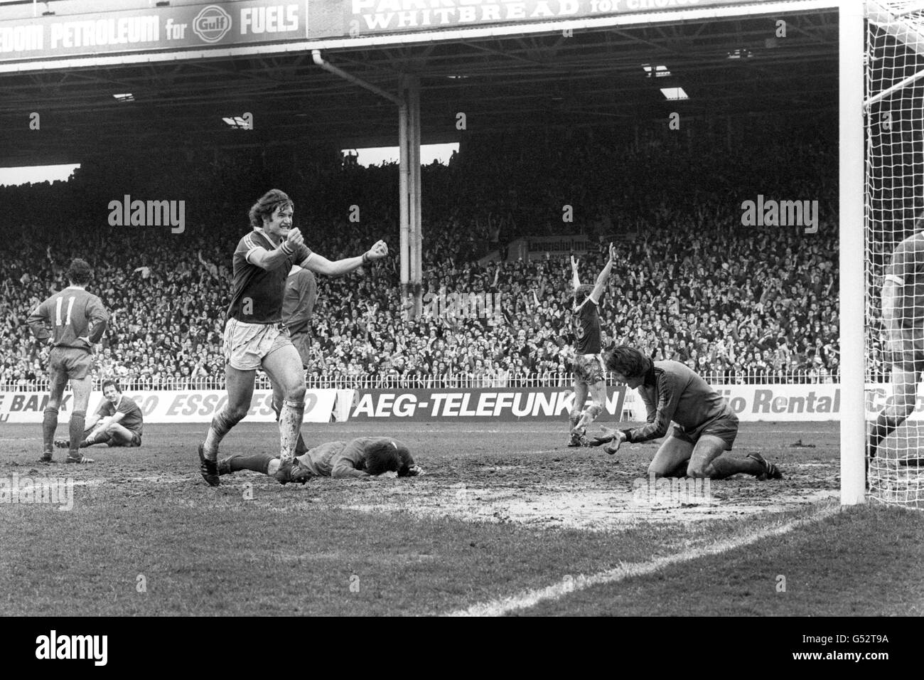 Soccer - FA Cup - Semi Final - Liverpool v Everton - Maine Road, Manchester. Everton's Mick Lyons (l) shows his delight after teammate Duncan McKenzie had equalised. The game ended 2-2 and went to a replay. Stock Photo