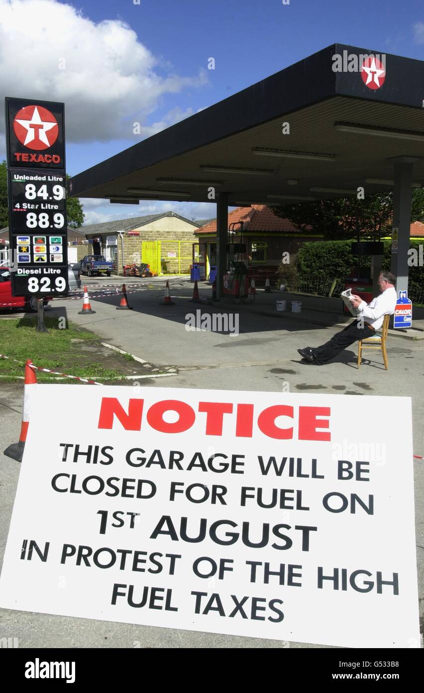 Michael Trueman of the Ryedale Garage at Elvington near York, supporting the Dump The Pump campaign to cut fuel tax by closing their garage for the day. Motorists are being urged not to fill up with petrol, as a protest against high fuel prices. Stock Photo