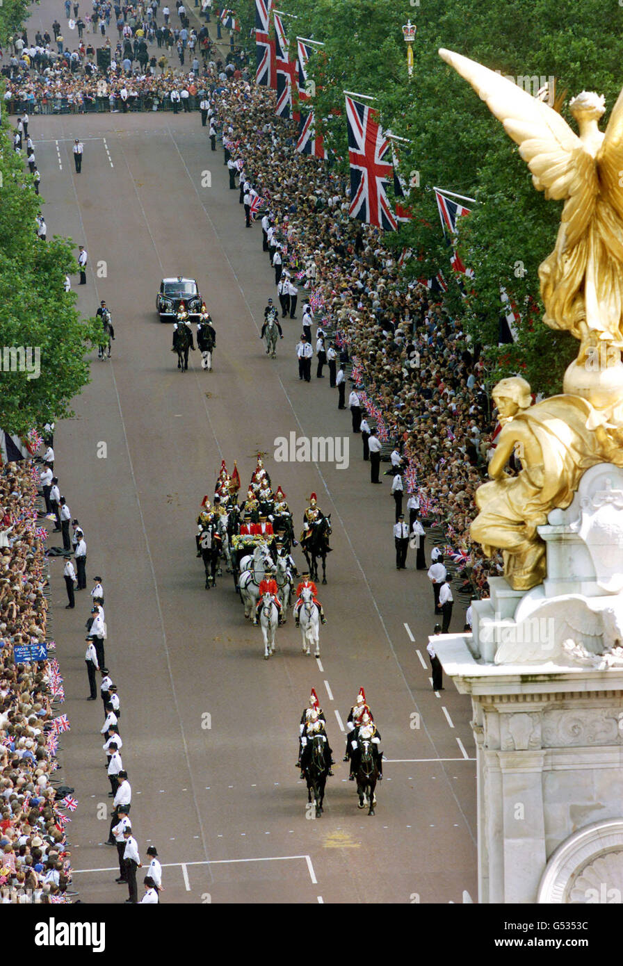 Queen Elizabeth The Queen Mother and Prince Charles drive down The Mall towards Buckingham Palace during her birthday celebrations. The Queen Mother turned 100 and travelled by horse-drawn carriage from Clarence House, her London residence *... along the Mall to Buckingham Palace. Stock Photo