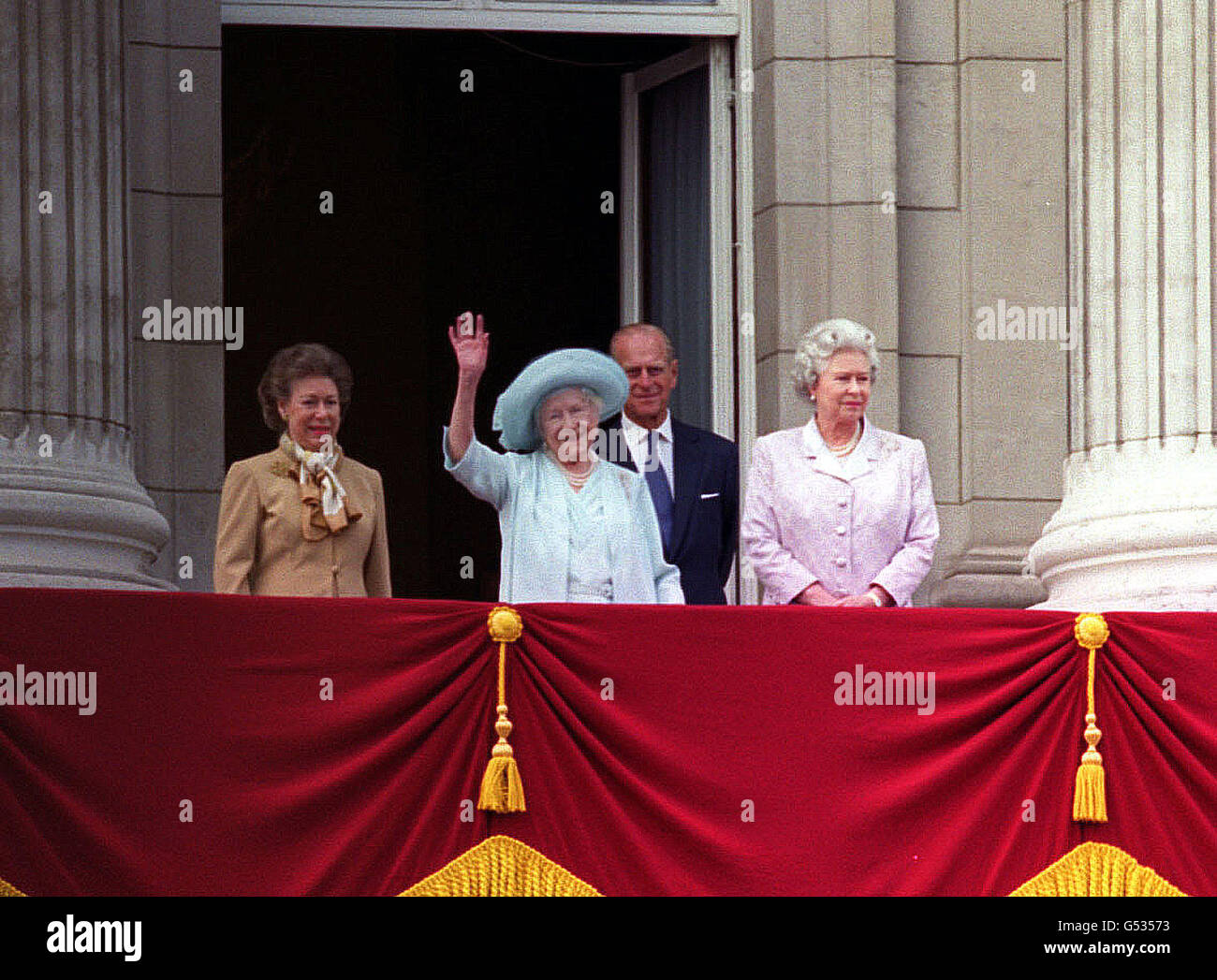 The Queen Mother, with her two daughters Princess Margaret (L) and The Queen with the Duke of Edinburgh, wave to the crowds from the balcony of Buckingham Palace, as she celebrates her 100th birthday. * Thousands of people have flocked to the streets outside Buckingham Palace to cheer the Queen Mother, the longest living royal in the history of the British monarchy. Stock Photo