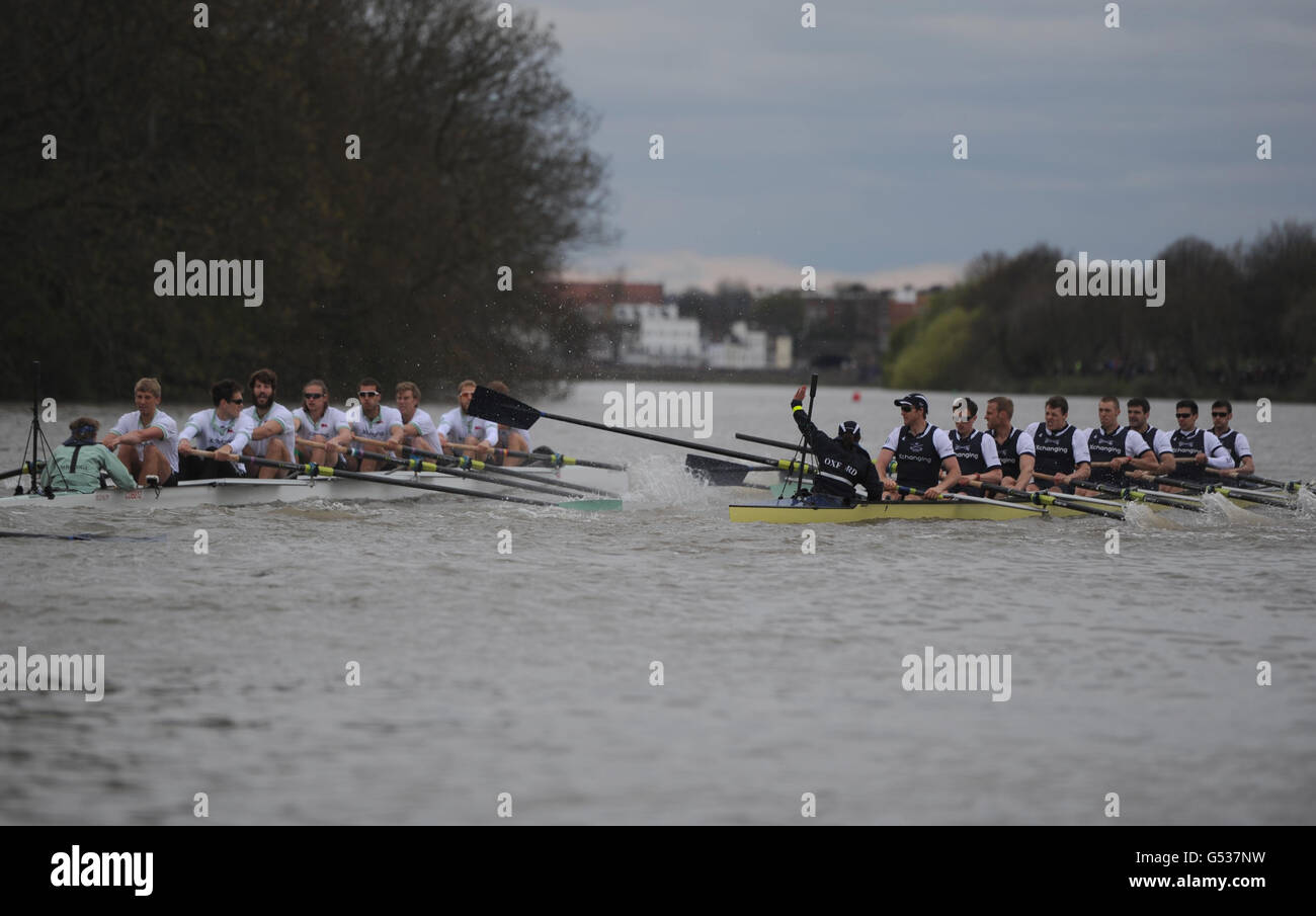 Oxford cox Zoe De Toledo reacts after Dr Hanno Wienhausen loses an oar in the 158th Boat Race on the river Thames, London. Stock Photo