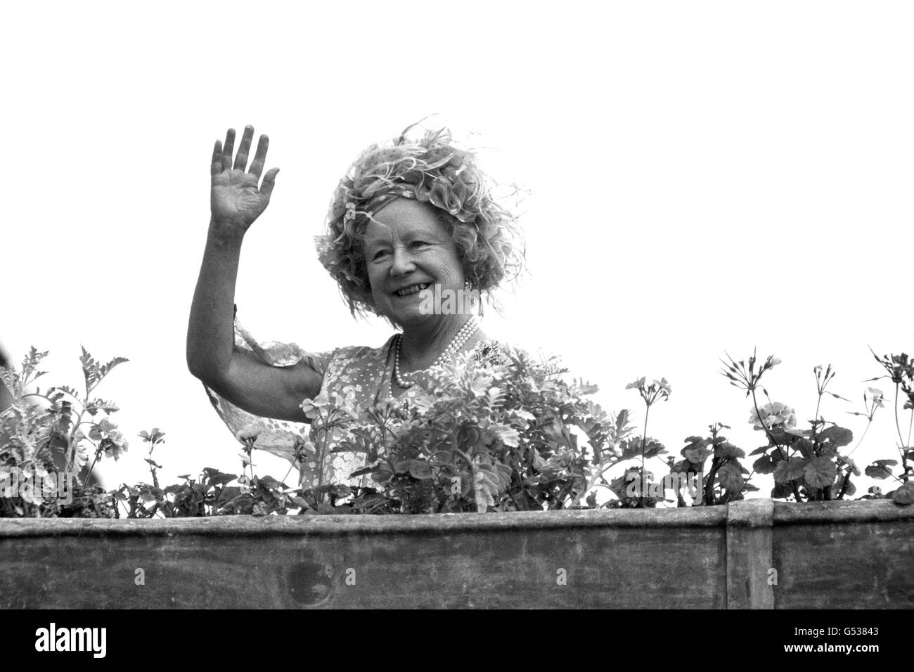 The Queen Mother waves to wellwishers from the balcony of Clarence House, her London home, on her 80th birthday. Stock Photo