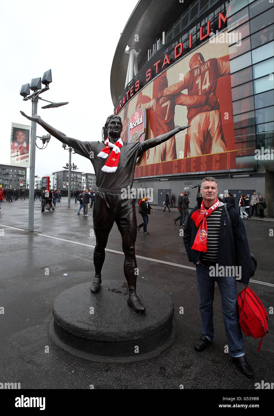 The statue of Tony Adams outside the Emirates Stadium Stock Photo Alamy
