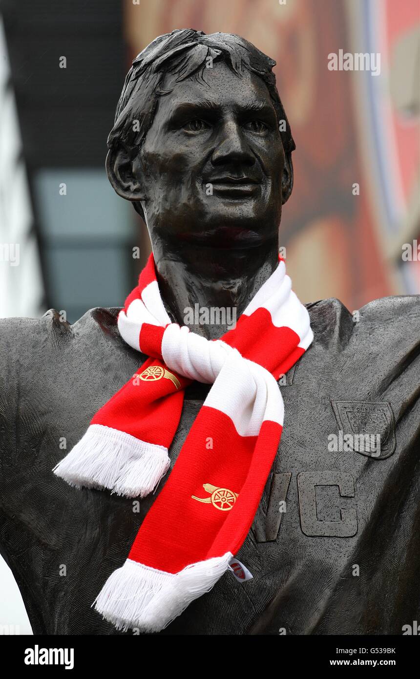 The statue of tony adams outside the emirates stadium hires stock