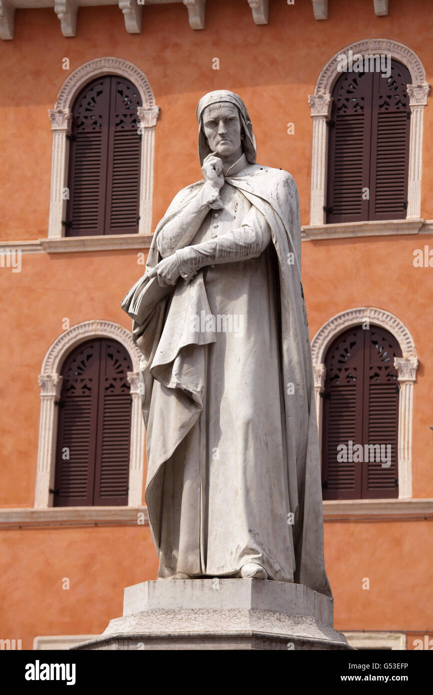 Statue of the poet Dante Alighieri, 1265-1321, Piazza dei Signori, Verona, Veneto, Italy, Europe Stock Photo