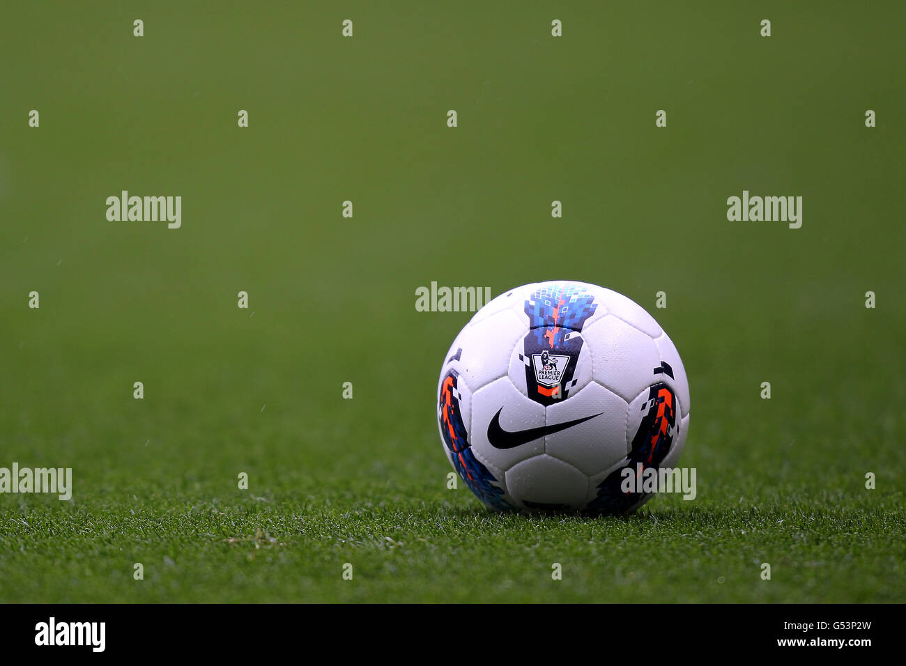Premier league ball grass hi-res stock photography and images - Alamy