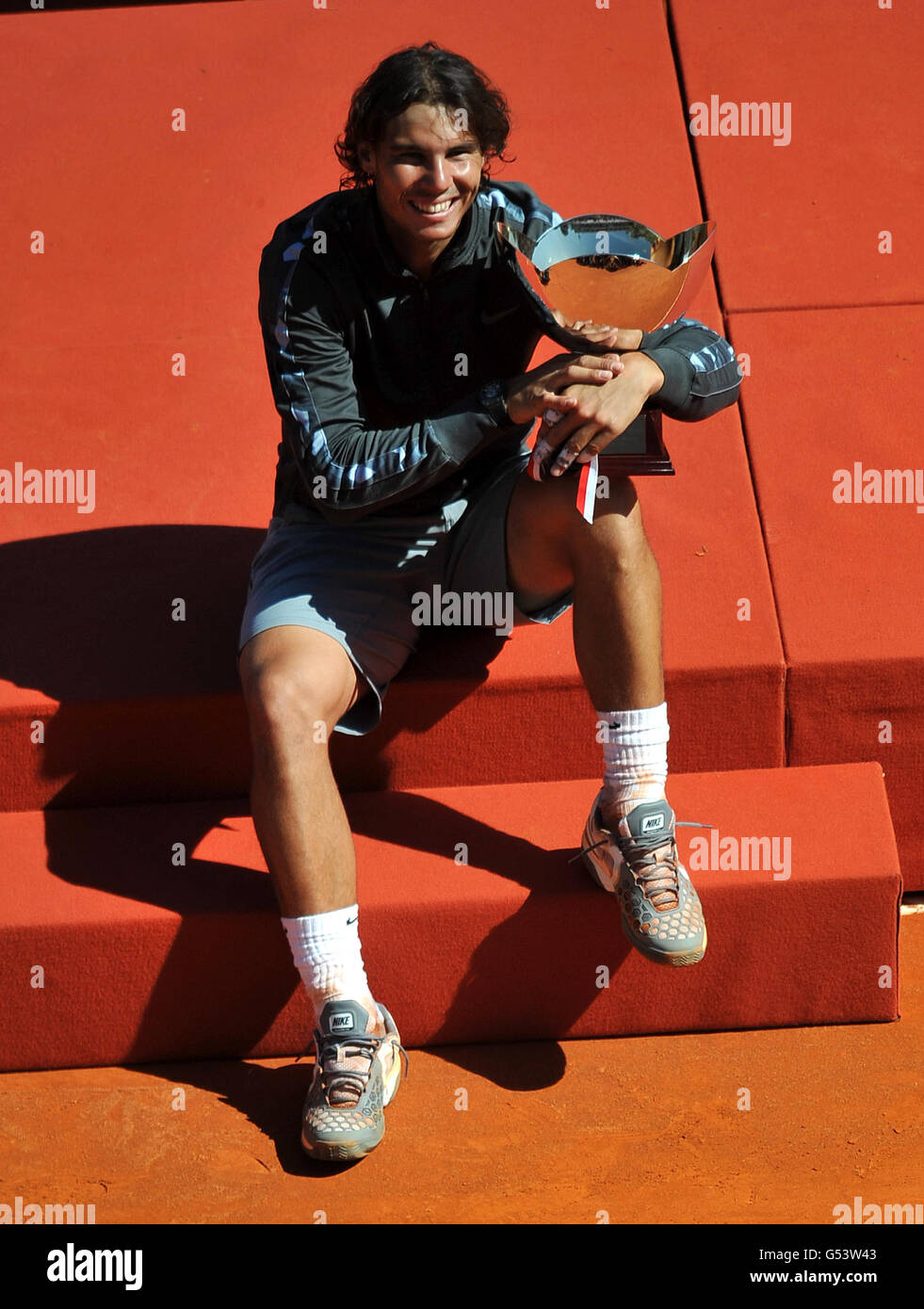Tennis - Monte-Carlo Rolex Masters 2012 - Day Eight - Monte-Carlo Country  Club - Final - Rafael Nadal v Novak Djokovick. Rafael Nadal celebrates with  the trophy Stock Photo - Alamy