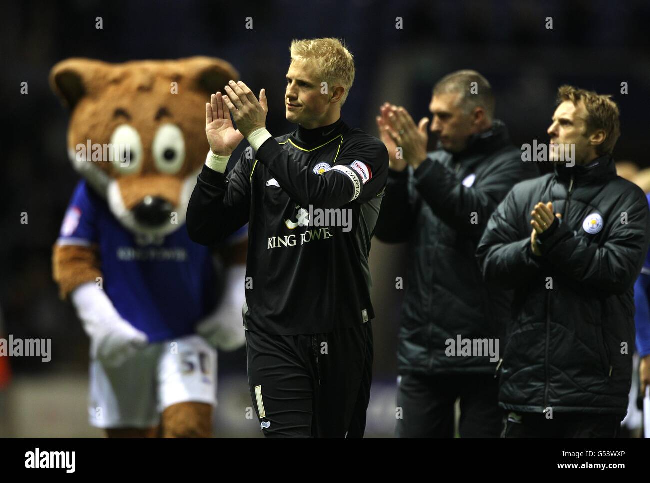 Leicester City goalkeeper Kasper Schmeichel joins mascot Filbert Fox (left) and manager Nigel Pearson (2nd right) in applauding the home fans as they do a lap of the pitch on their final home game of the season Stock Photo