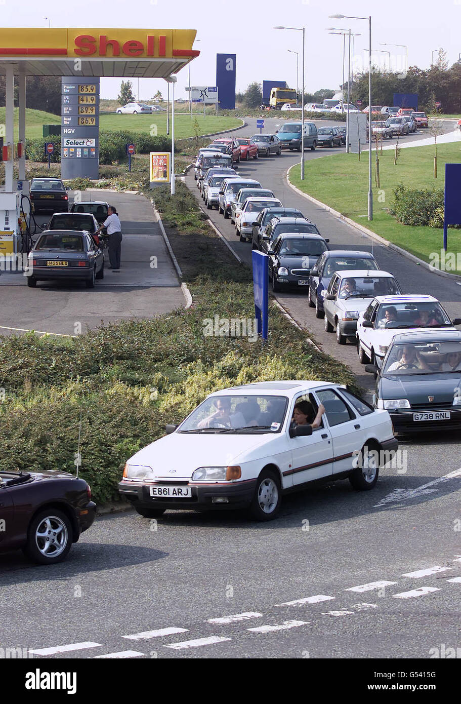 Road cars queuing petrol station motor08 hi-res stock photography and ...