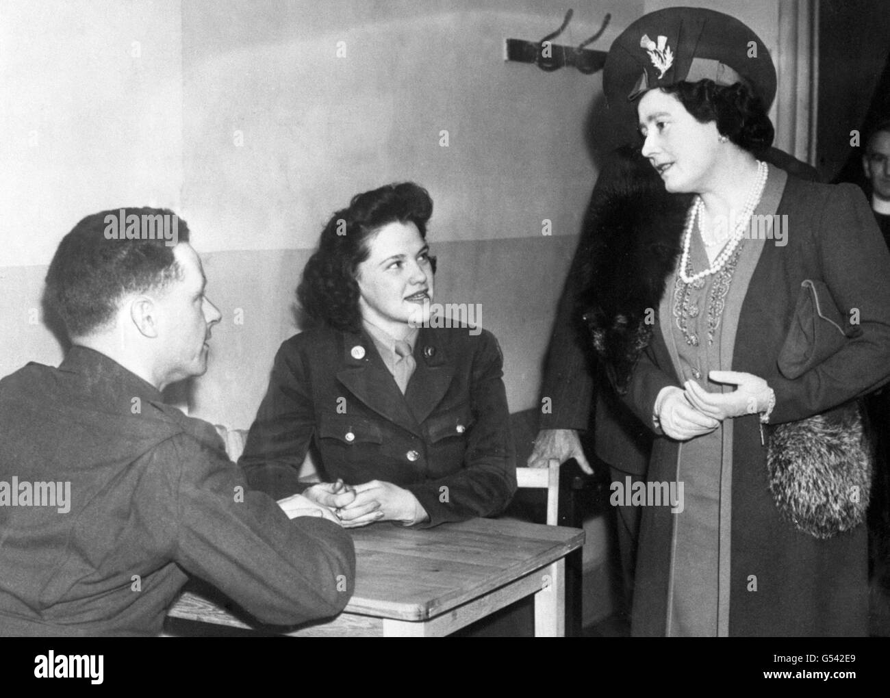 Queen Elizabeth visiting Clarendon House, Toc H (Married Couples) Services Club, 20 Queensbury Place, South Kensington. Here The Queen, sporting a thistle emblem in her hat, chats to Private and Mrs John Flood of Philadelphia, Pennsylvania, USA. Stock Photo