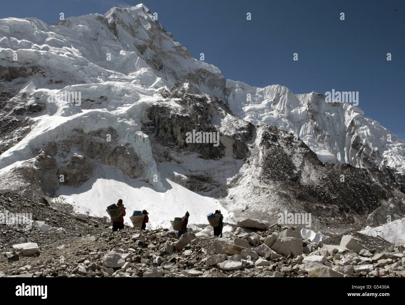 Walking With The Wounded Mount Everest expedition. Porters transport supply's around Everest Base Camp Nepal. Stock Photo