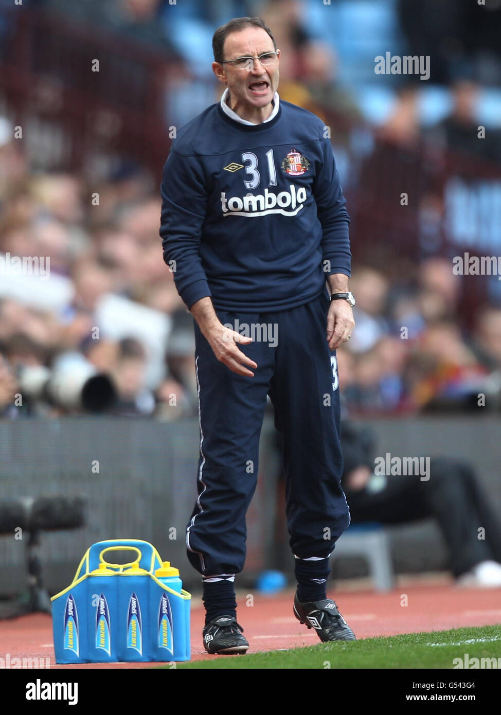 Sunderland's manager Martin O'Neill shouts his instructions during the Barclays Premier League match at Villa Park, Birmingham. Stock Photo