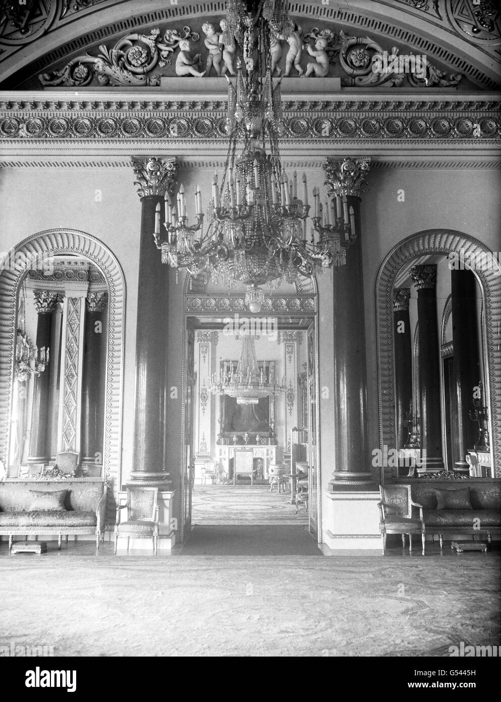 Buckingham palace interior Black and White Stock Photos & Images Alamy
