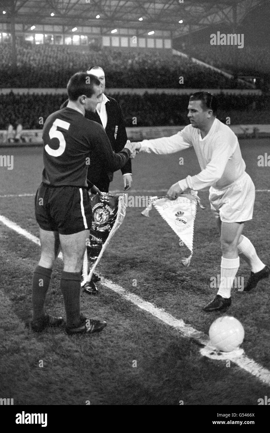 Soccer - International Club Charity Match - Chelsea v Real Madrid - Stamford Bridge. Chelsea captain Ron Harris (left) exchanges pennants with Real Madrid captain Ferenc Puskas before kick-off Stock Photo