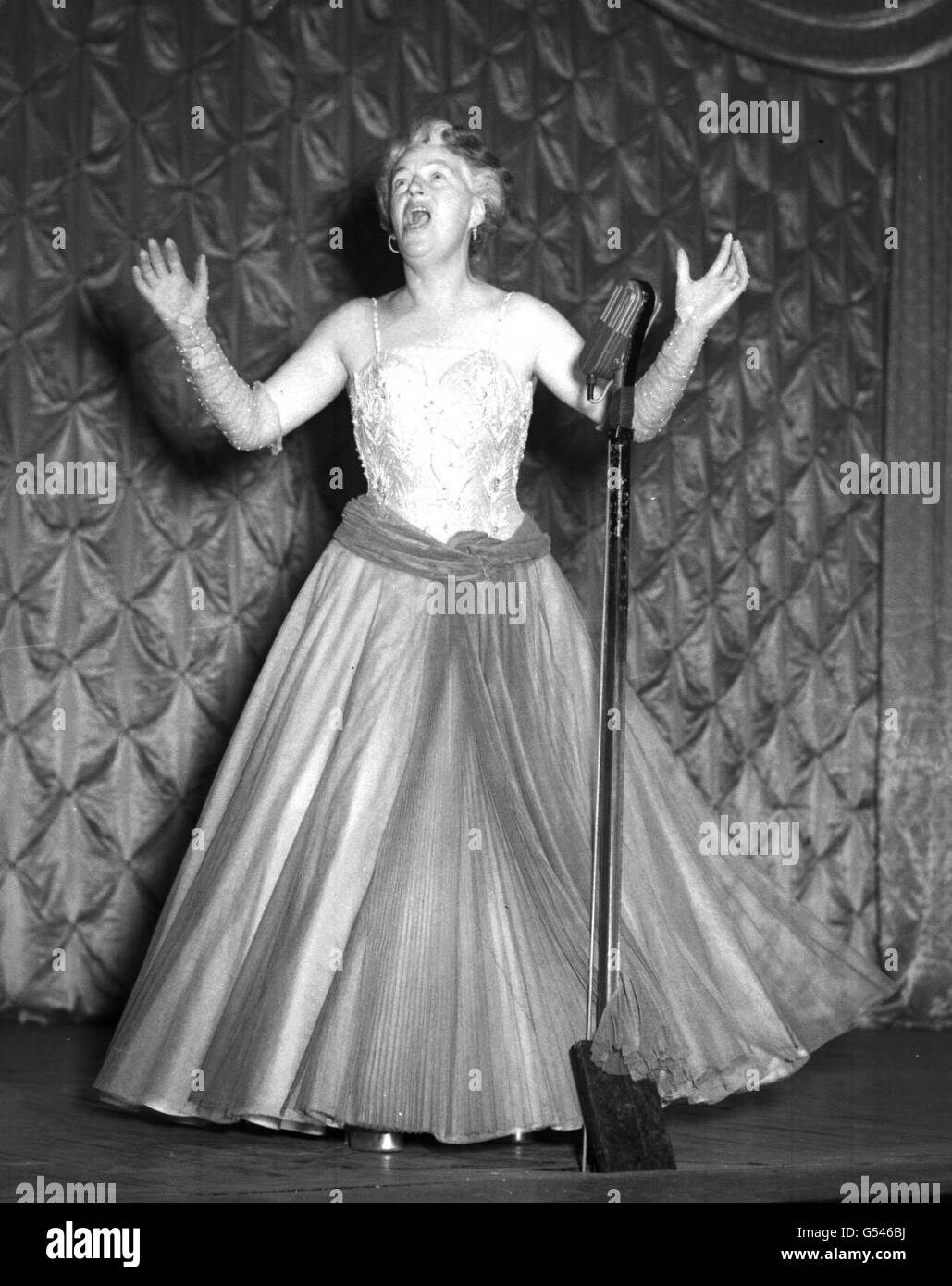 Gracie Fields Royal Variety. Singer Gracie Fields rehearsing for the 1952 Royal Variety Performance at the London Palladium, in London. Stock Photo