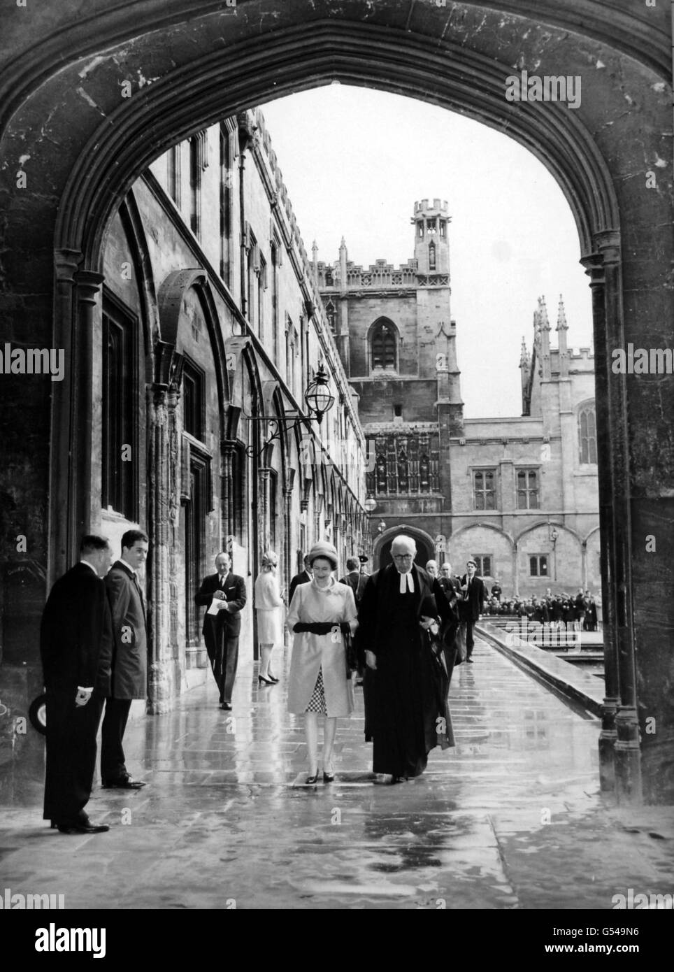 Queen Elizabeth II and the Very Reverend Dr C.A Simpson, the Dean of Oxford, cross Tom Quad to visit Christ Church. Stock Photo