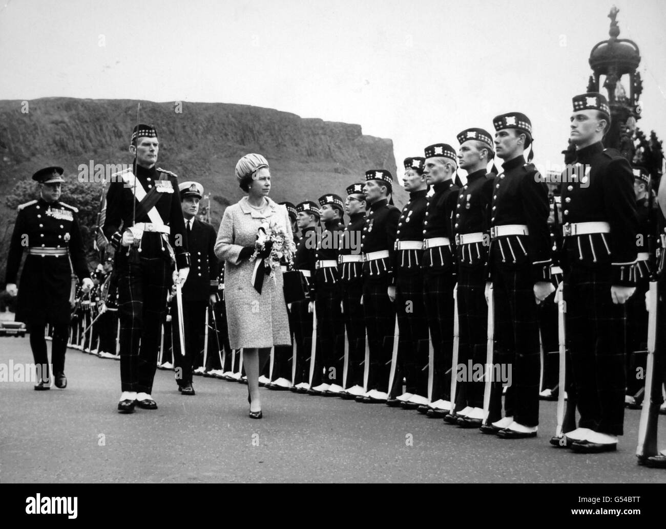 Queen Elizabeth II, inspecting the guard of honour of the Royal Highland Fusiliers in Queen's Park, Edinburgh. Stock Photo
