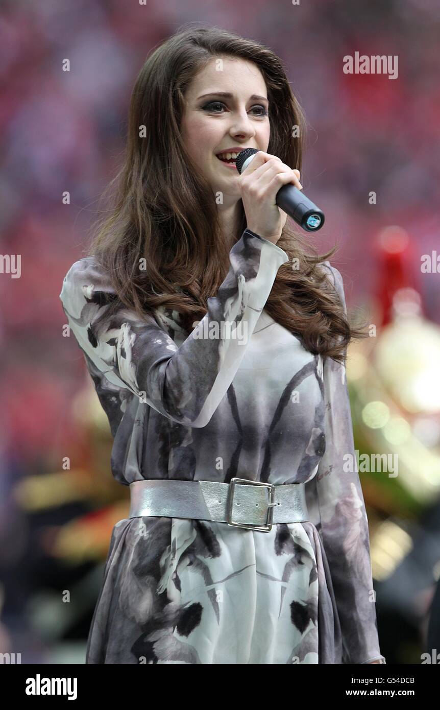 Soccer - FA Cup - Final - Liverpool v Chelsea - Wembley Stadium. Mary-Jess sings Abide With Me before the match Stock Photo
