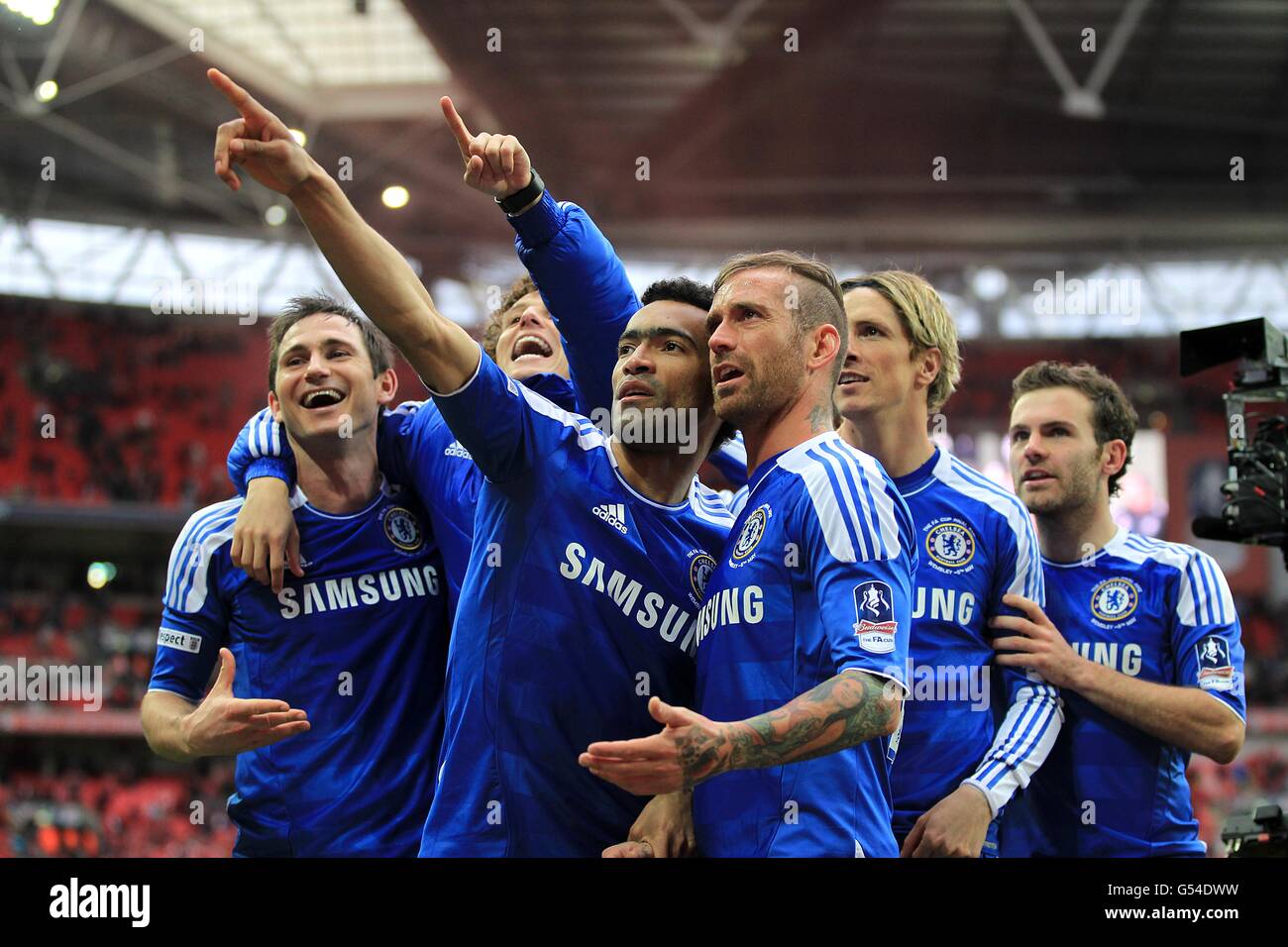 Chelsea's Fernando Torres (second right), Frank Lampard (left), Juan Mata (right), Raul Meireles (centre) and Jose Bosingwa (second left) celebrate winning the FA Cup Stock Photo