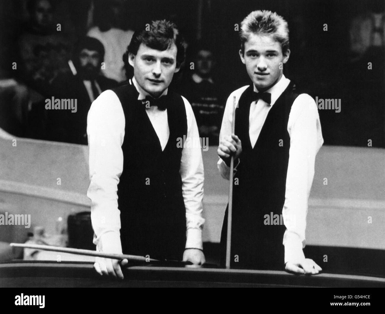 England's Jimmy White (l) with opponent Stephen Hendry, from Scotland, ahead of their Second Round match which Jimmy White went on to win 13-12. Stock Photo