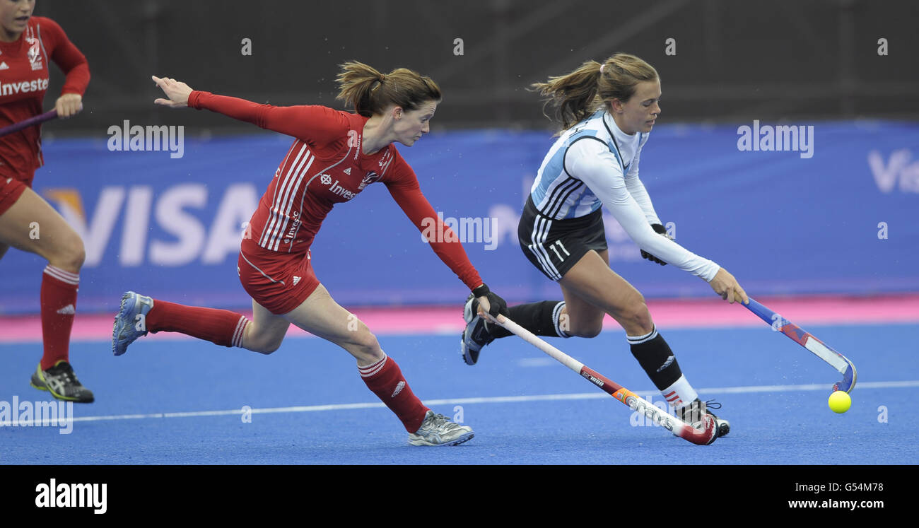 Great Britain's Helen Richardson challenges Argentina's Carla Rebecchi (right) during the Visa International Invitational Hockey Tournament at the Riverbank Arena, London. Stock Photo