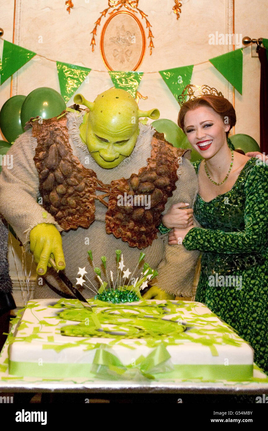 Dean chisnall as shrek and kimberley walsh as princess fiona hi-res stock  photography and images - Alamy