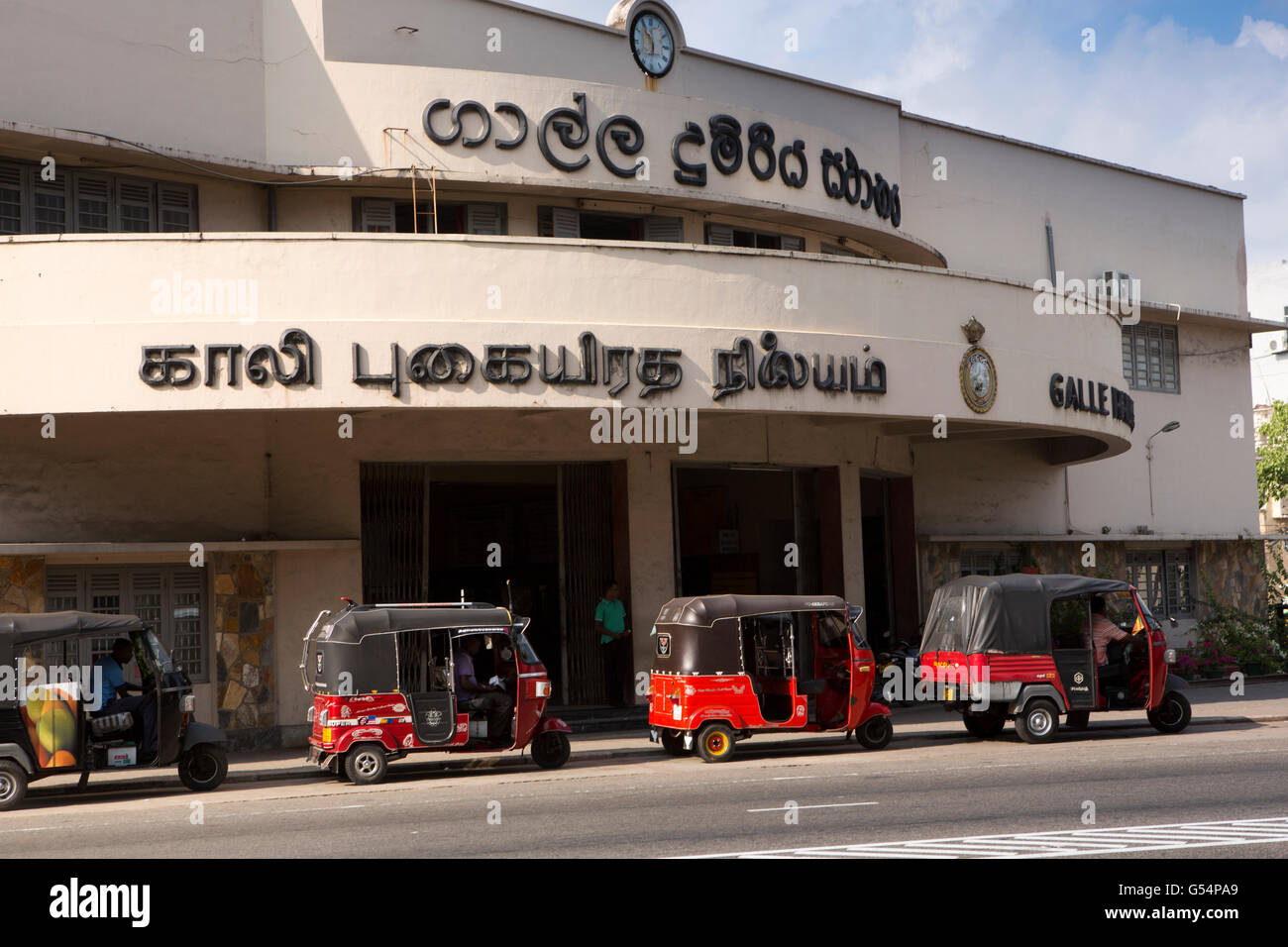 Sri Lanka, Galle, Colombo Road, Railway Station with autorickshaws parked outside Stock Photo