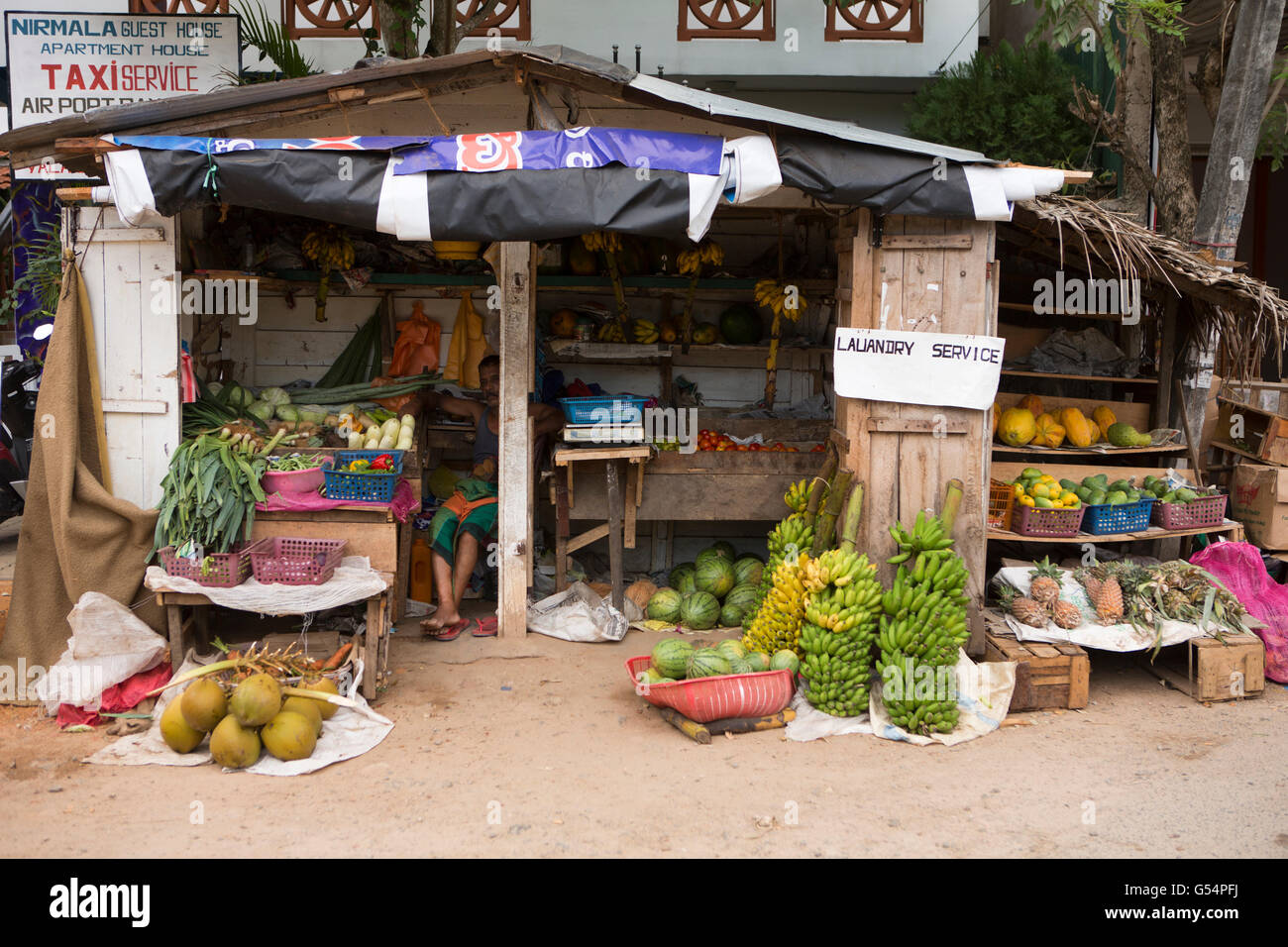 Sri Lanka, Galle Province, Unawatuna village, roadside fruit and vegetable stall amongst new development Stock Photo